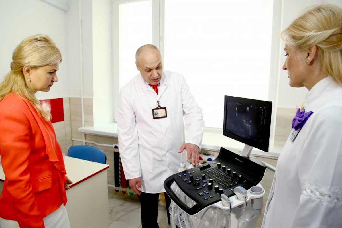 Светличная передала оборудование областной детской больнице
