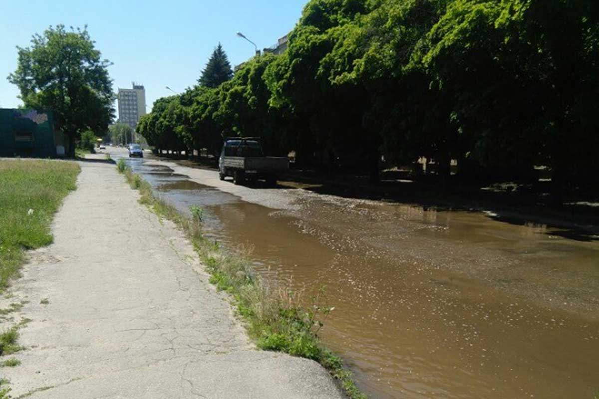 На Ивановке прорвало водную магистраль (фото)
