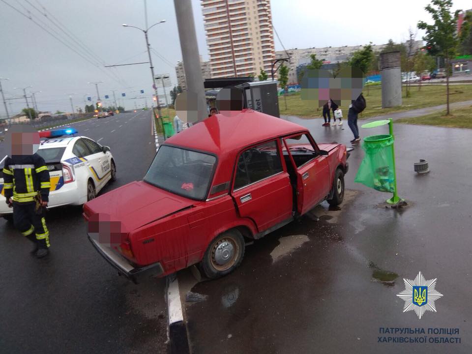 В Харькове машина влетела в столб (фото)