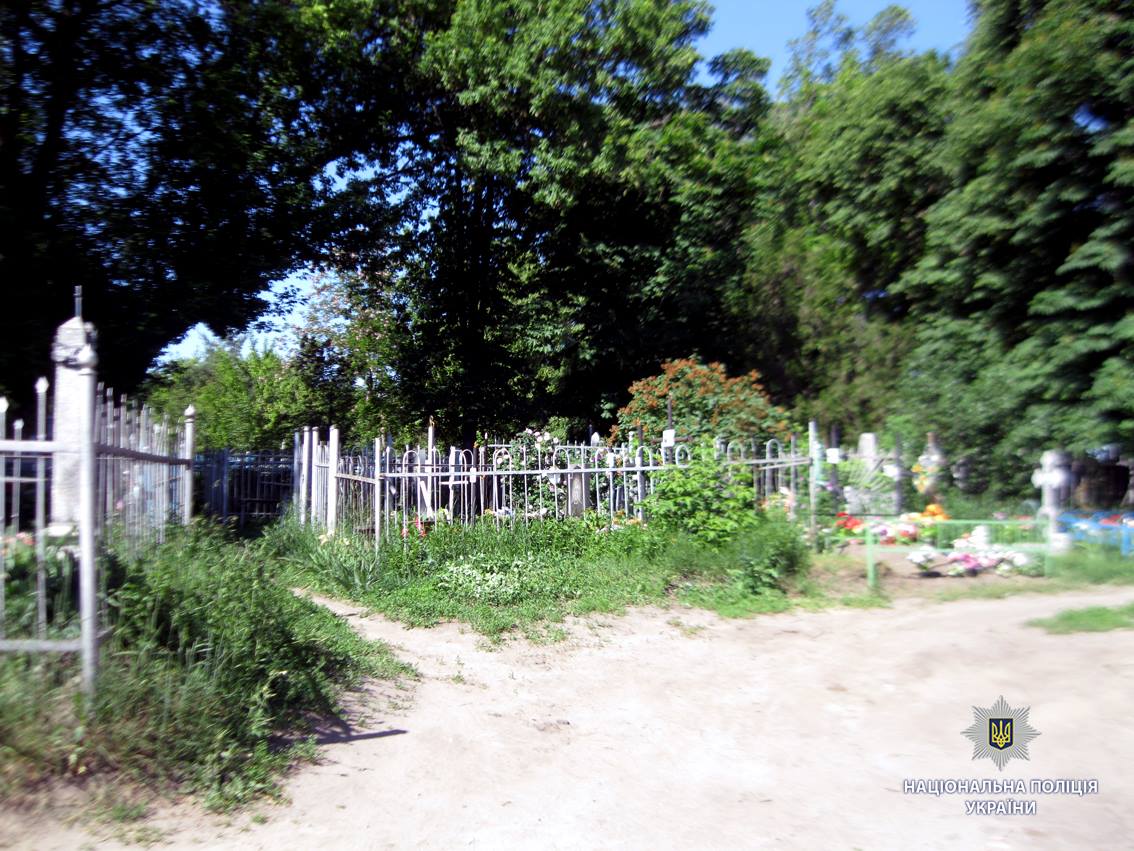 В Харькове подростки надругались над могилами (фото)