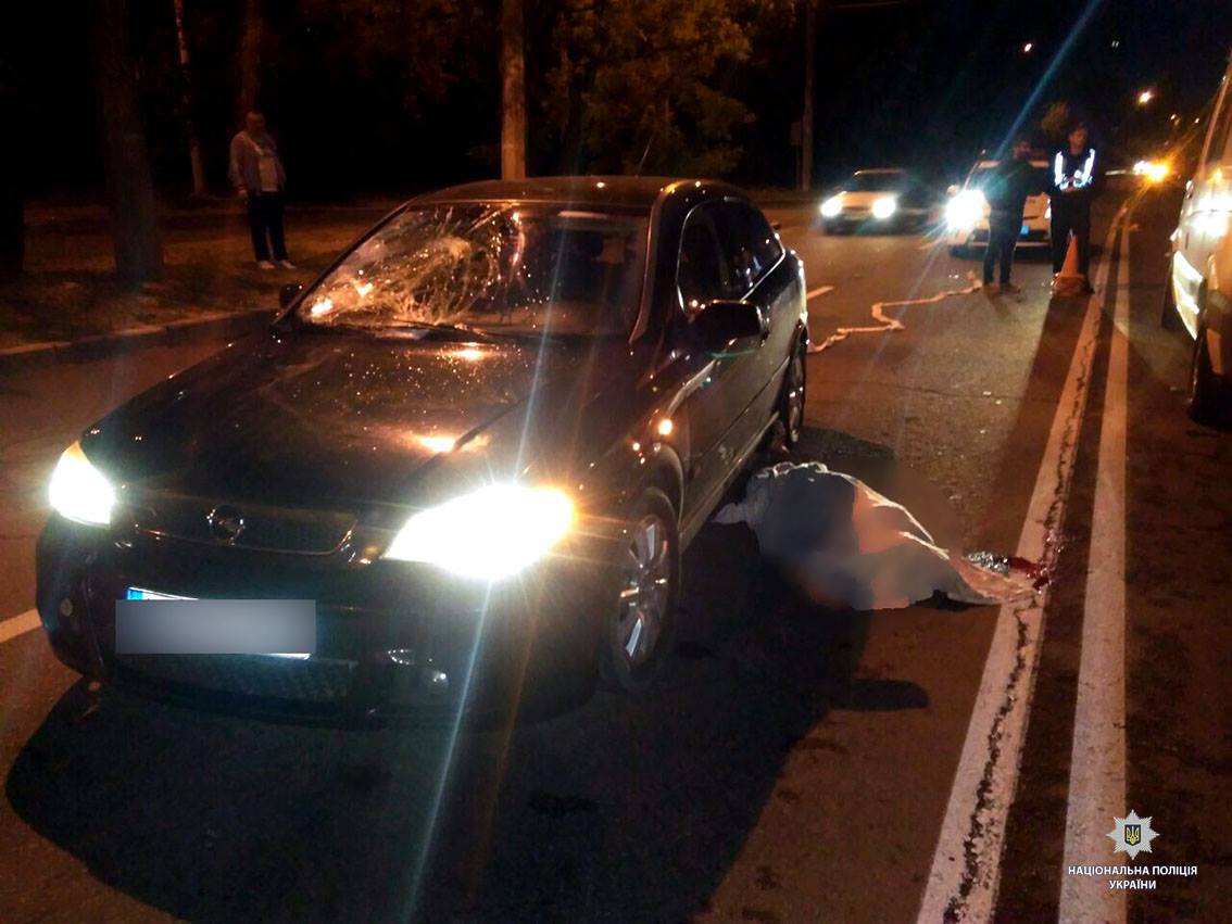 На Салтовке Opel сбил насмерть пешехода (фото 18+)