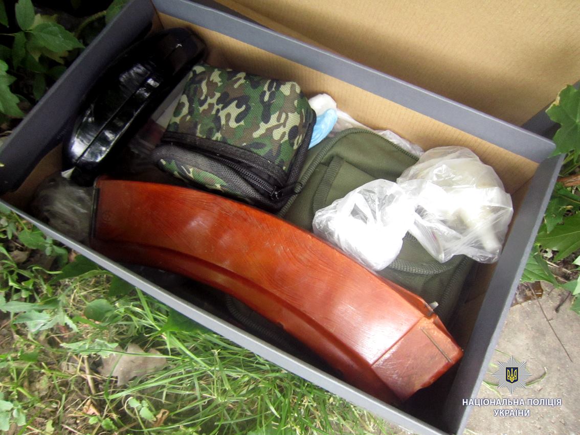 В Харькове возле гаража нашли коробку с гранатами (фото)