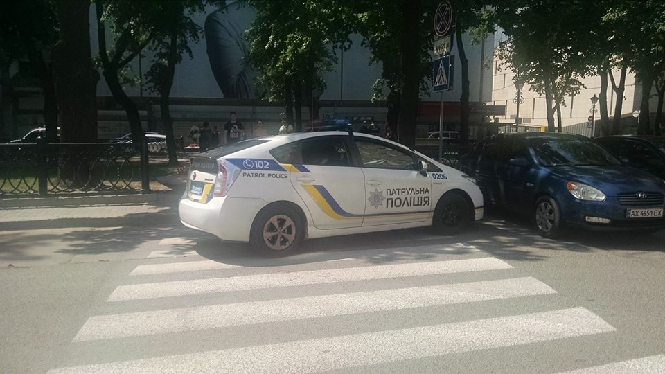 Полиция припарковалась на зебре (фото)