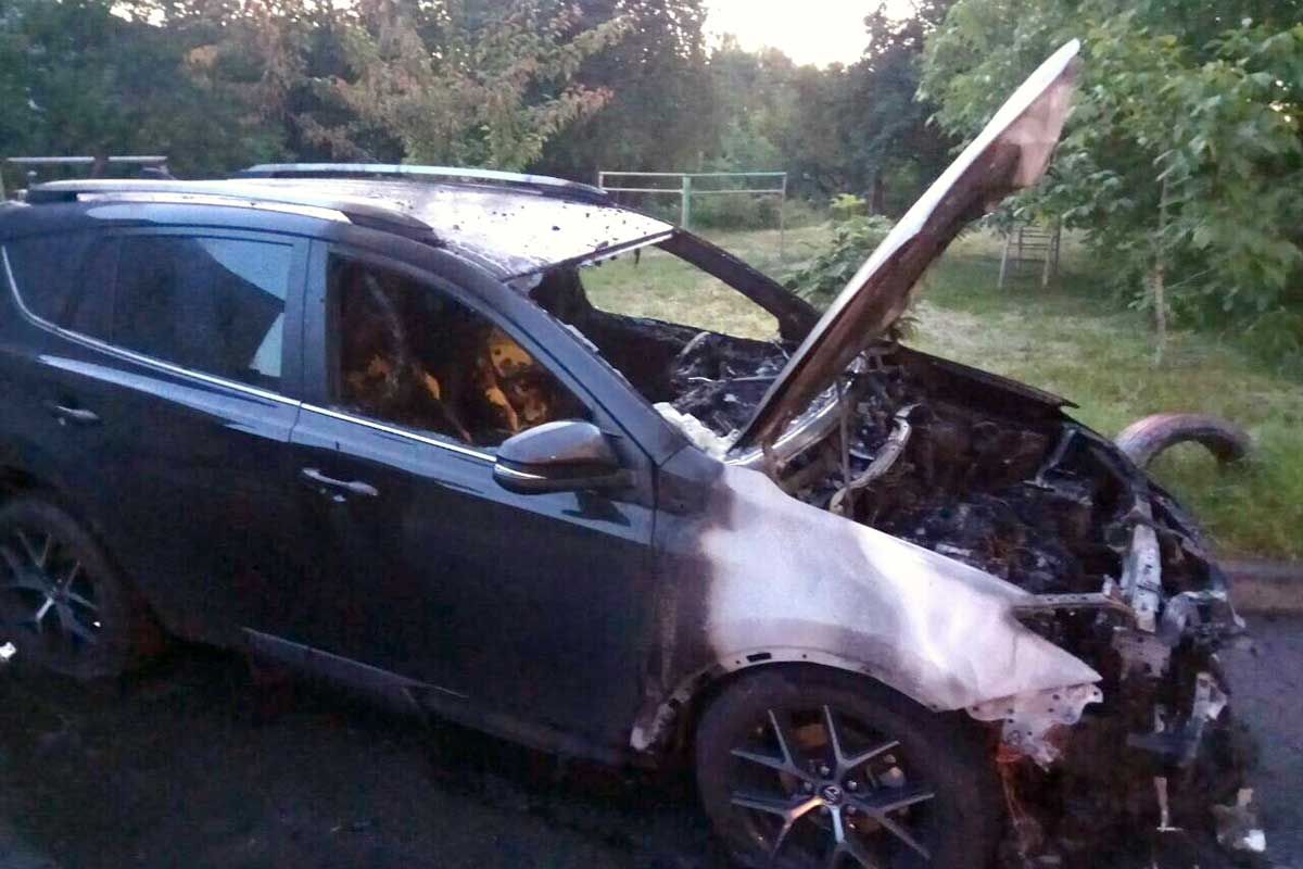 Toyota сгорела на Салтовке (фото)