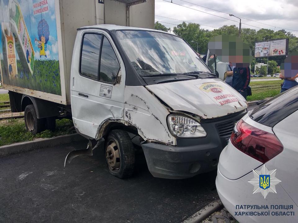 Грузовик влетел в стоящую машину (фото)