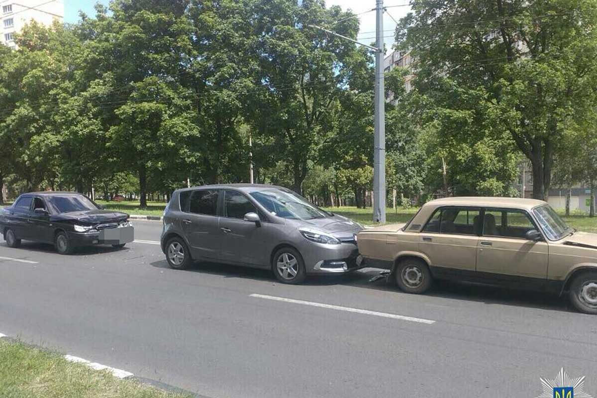 В Харькове - каскадное ДТП (фото)