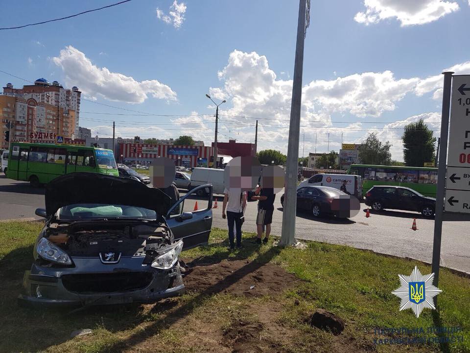 Авария на Клочковской: машина вылетела с дороги (фото)