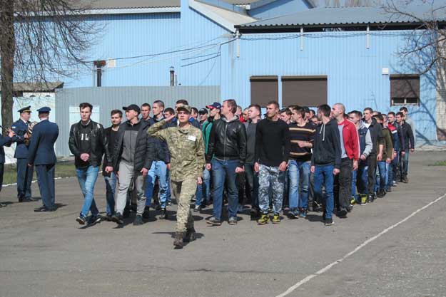 Харьковчан забирают в армию