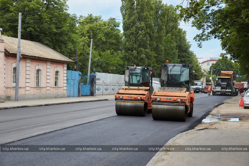 Как в Харькове перестилают дороги (фото)