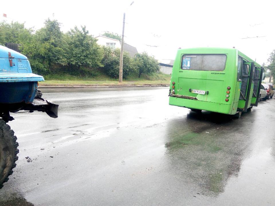 Грузовик влетел в маршрутку: много пострадавших (фото)