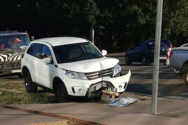 В Харькове Suzuki сбил сфетофор 