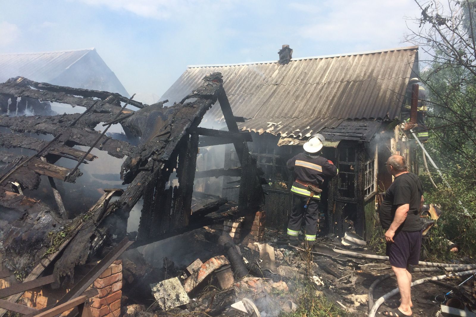 Спасатели не дали огню перекинуться на жилые дома (фото)