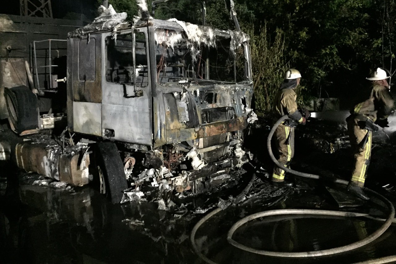 В Харькове сгорел грузовик (фото)