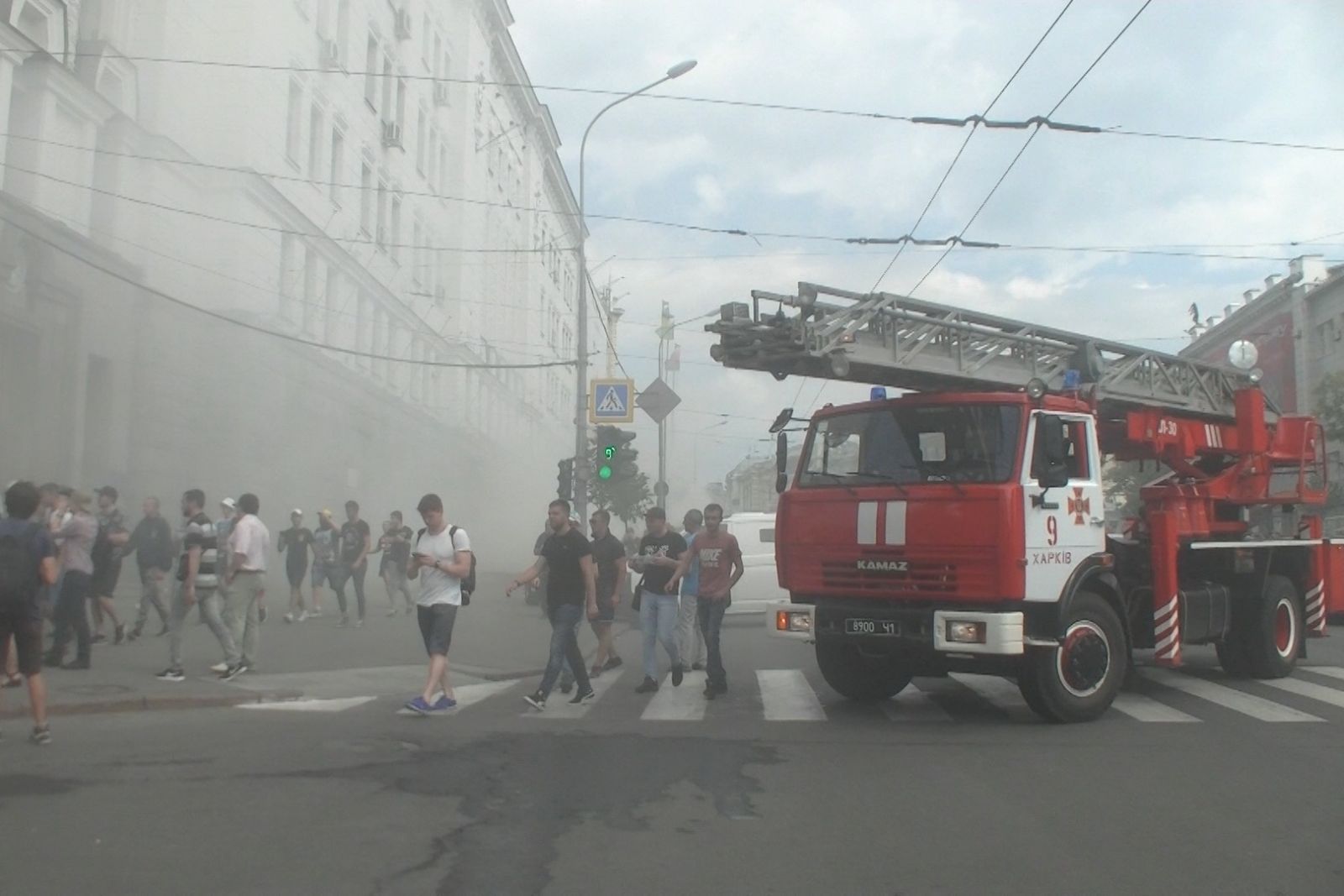 Беспорядки в горсовете: эвакуировано 300 человек (фото)