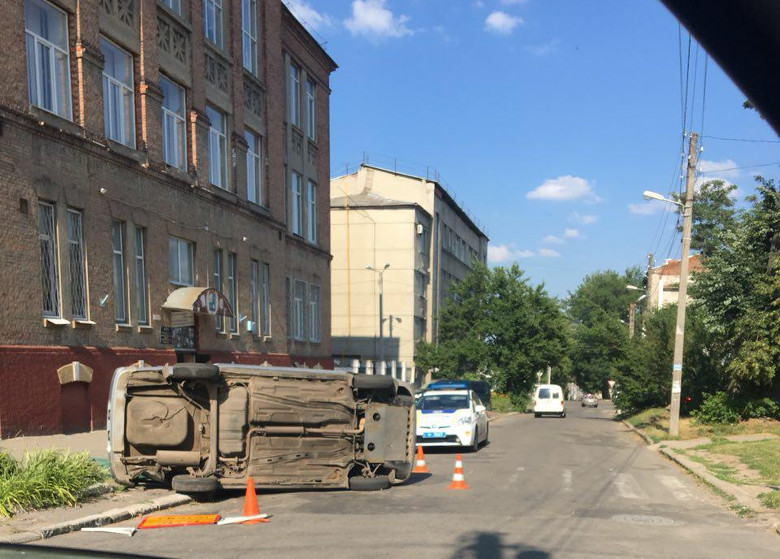 В Харькове перевернулась машина (фото)