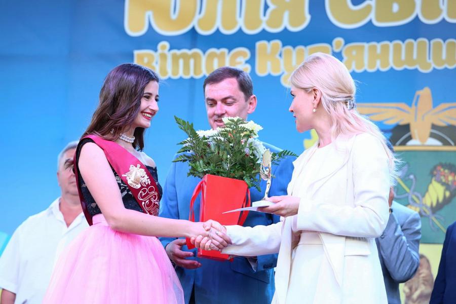 Светличная поздравила выпускников школ Купянского района (фото)