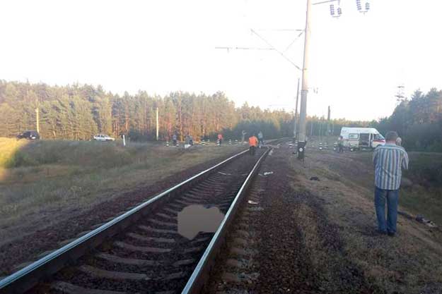 Под Харьковом поезд насмерть сбил мотоциклистов (фото)