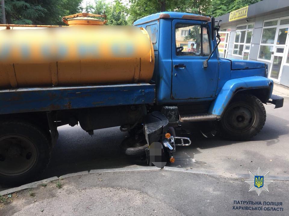 В Харькове мотоцикл попал под водовозку (фото)