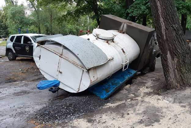 В Харькове водовозка провалилась под асфальт (фото)