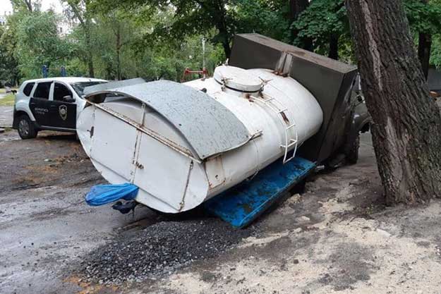 В Харькове водовозка провалилась под асфальт (фото)