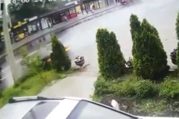 В Харькове водитель чудом выжил в страшном ДТП (видео)