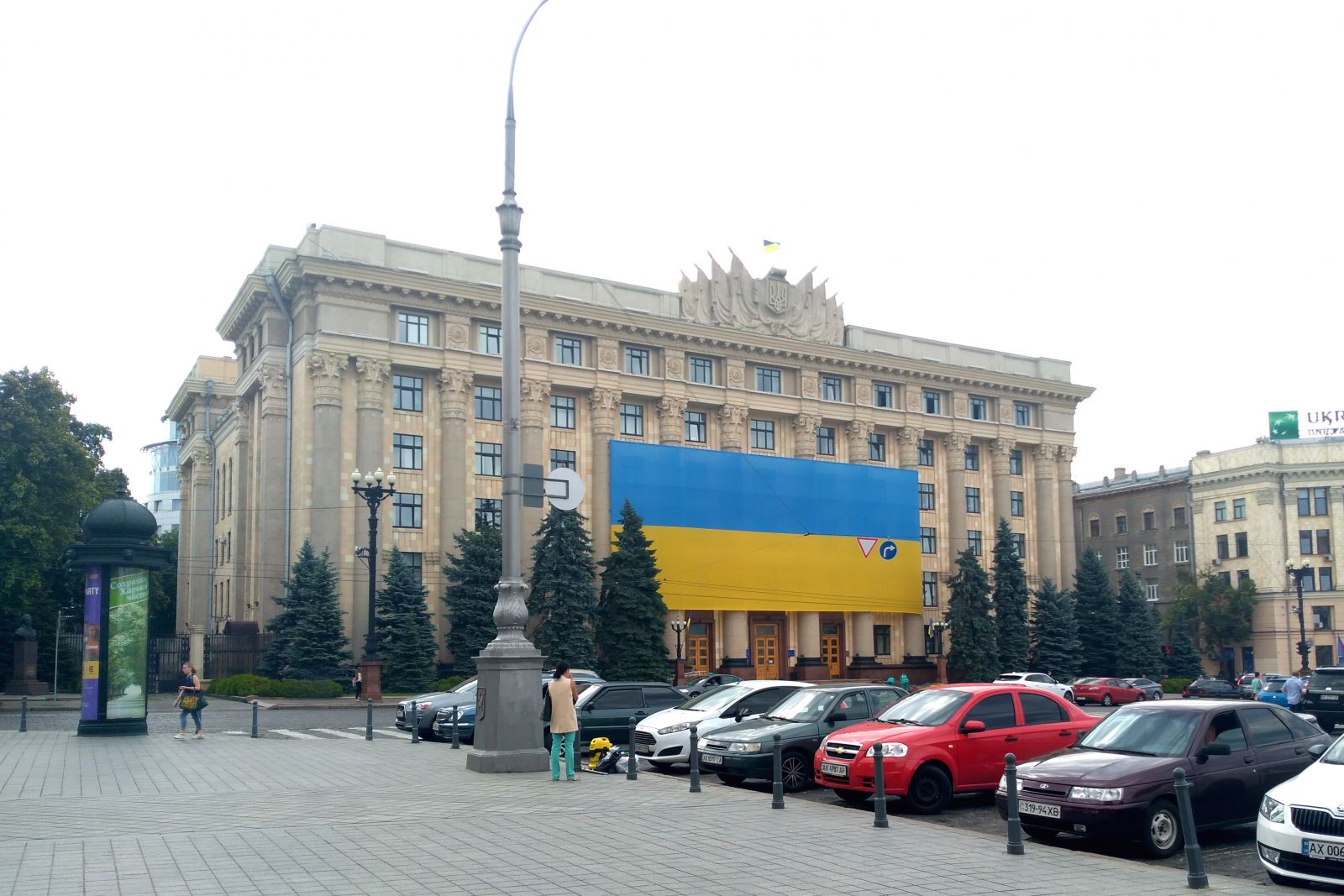 В центре Харькова вывесили огромный флаг (фото)