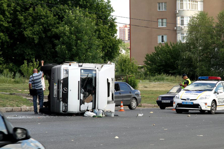 Авария на Клочковской: Mercedes столкнулся с бензовозом (фото, обновлено)