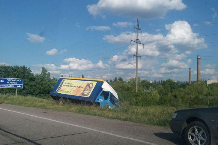 На окружной фура съехала в кювет (фото)