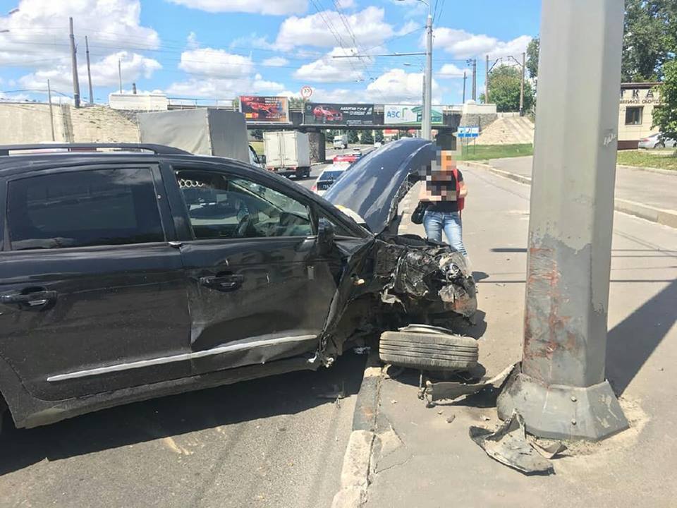 На Гагарина машина врезалась в столб, есть пострадавший