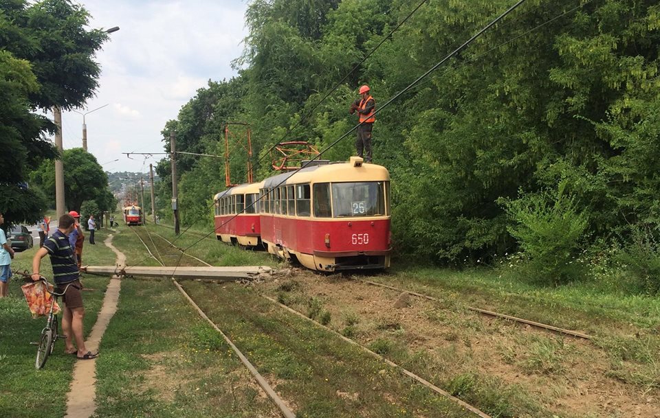 В Харькове трамвай сошел с рельсов и снес столб (фото)