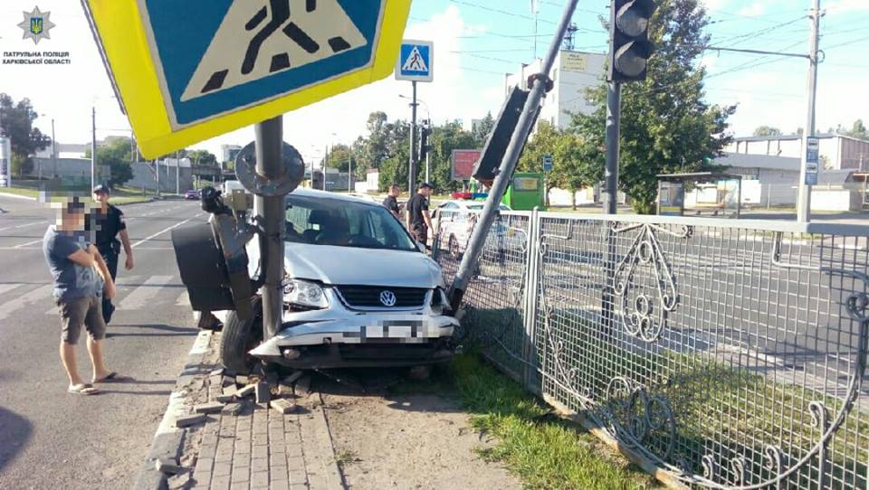 В Харькове машина снесла светофор (фото)