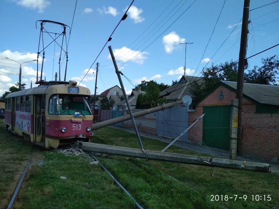 Трамвайный "дрифт" в Харькове: столб упал на забор частного дома (фото)