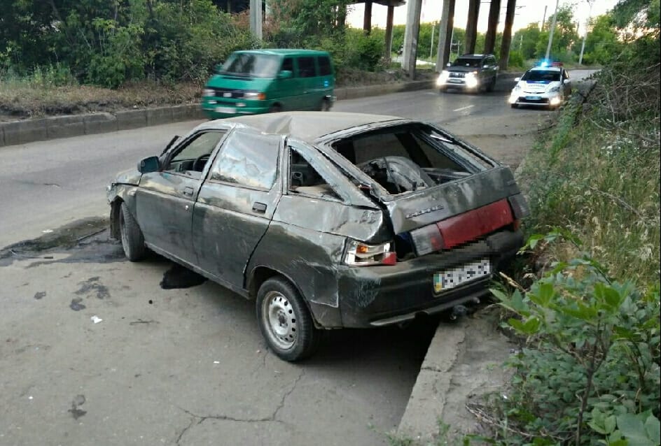 В Харькове перевернулась машина: есть пострадавшие (фото)