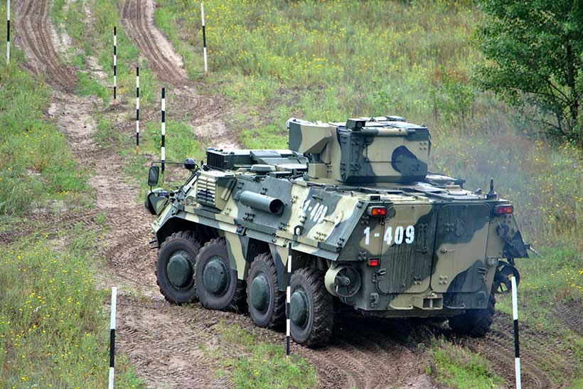 Под Харьковом прошли соревнования на БТР (фото)