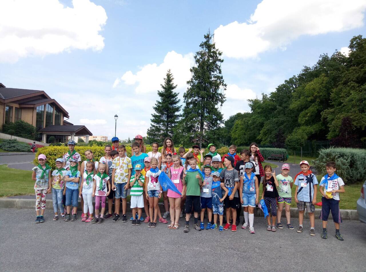 Детей, отдыхающих в летнем лагере "Фельдман Экопарк", начали знакомить с гольфом