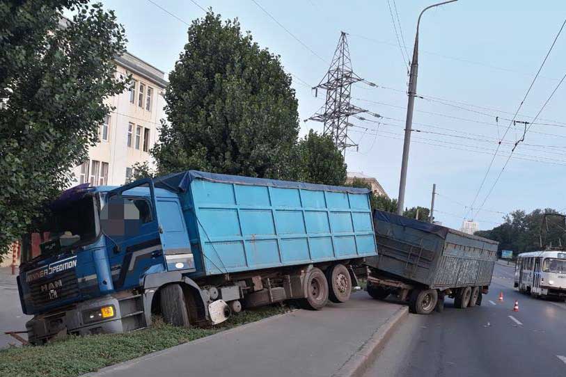 В Харькове грузовик с прицепом вылетел на обочину (фото)