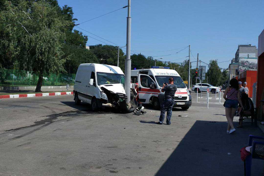 В Харькове Mercedes врезался в столб