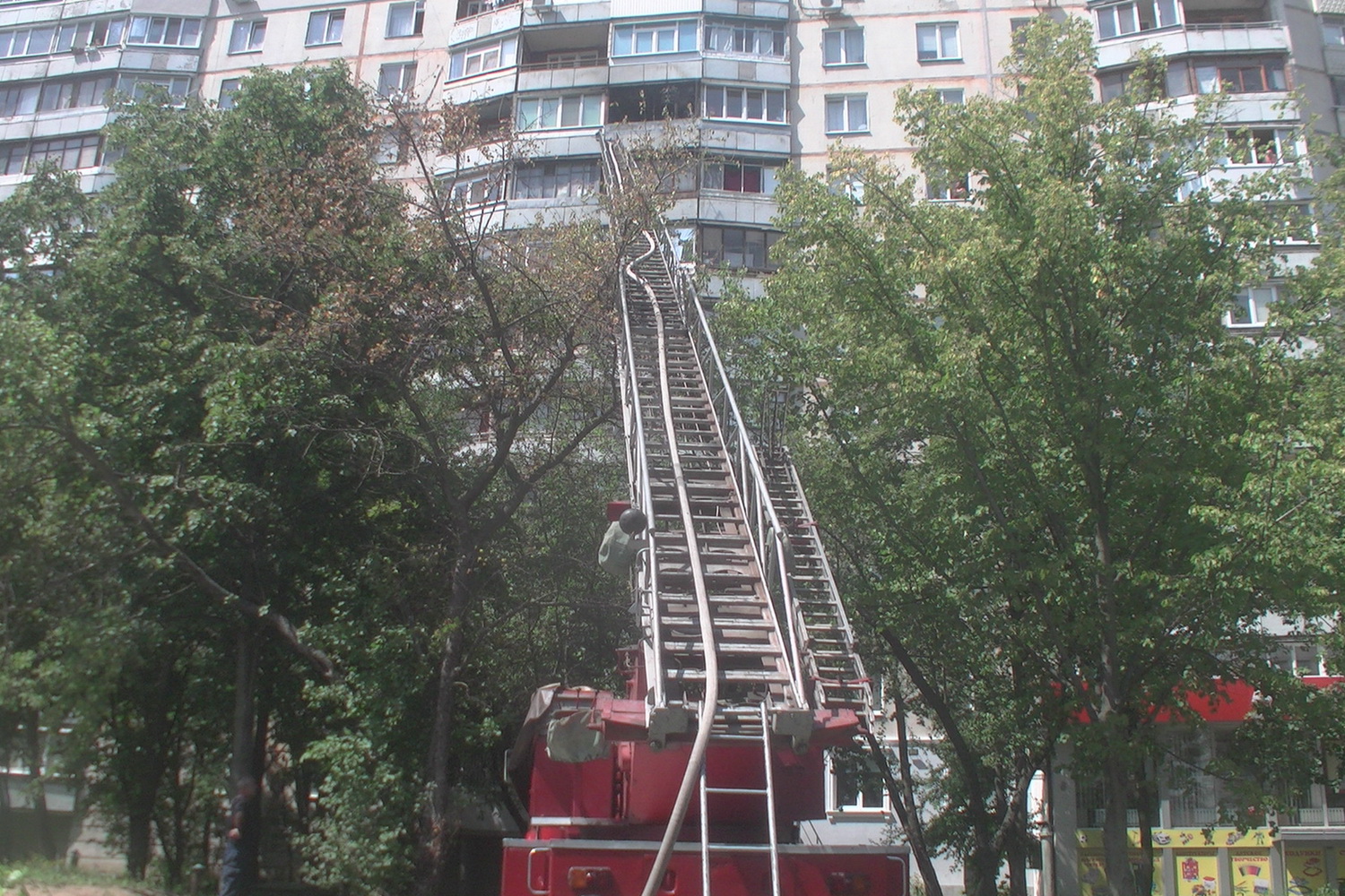 На Алексеевке горела многоэтажка (фото, видео)