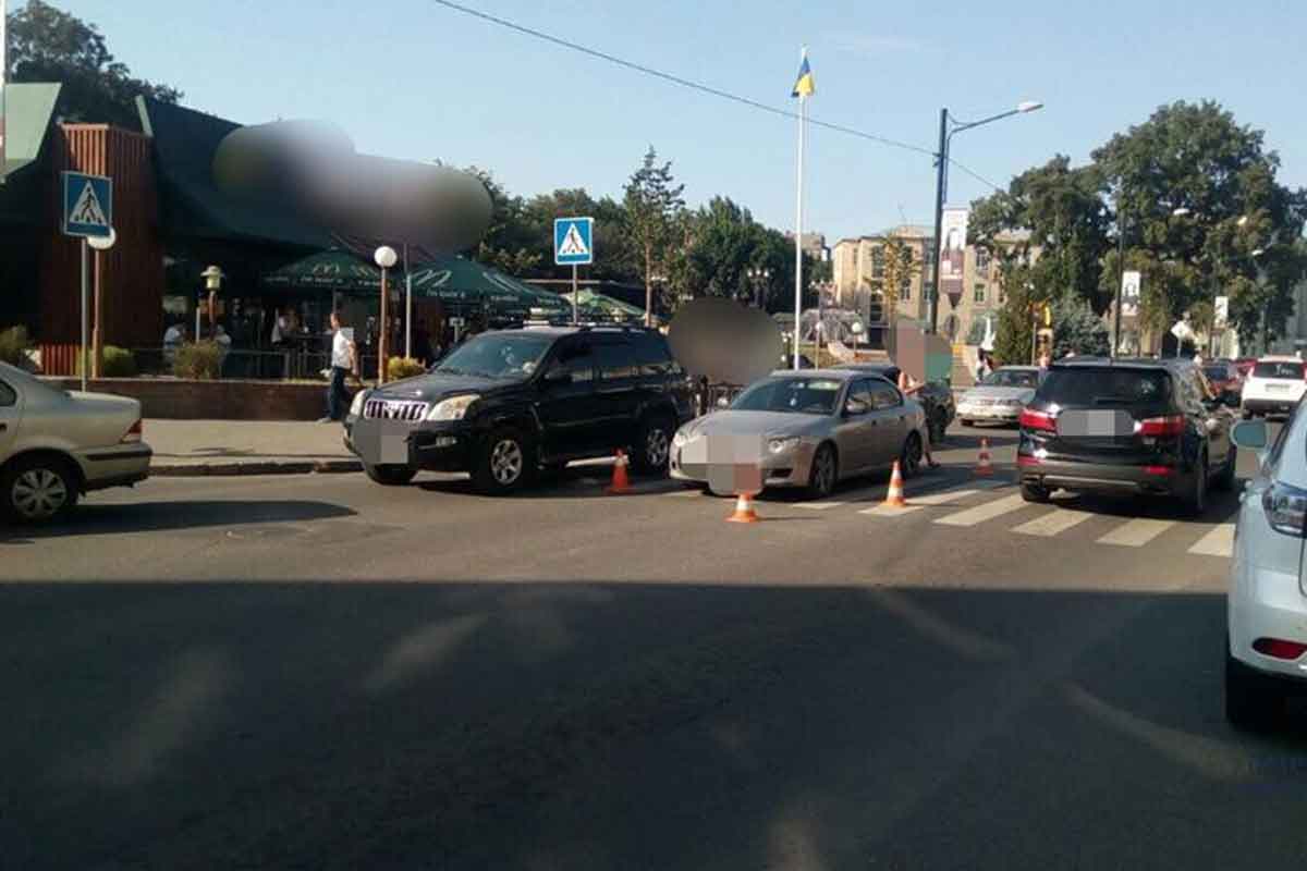 В центре Subaru сбила пешехода