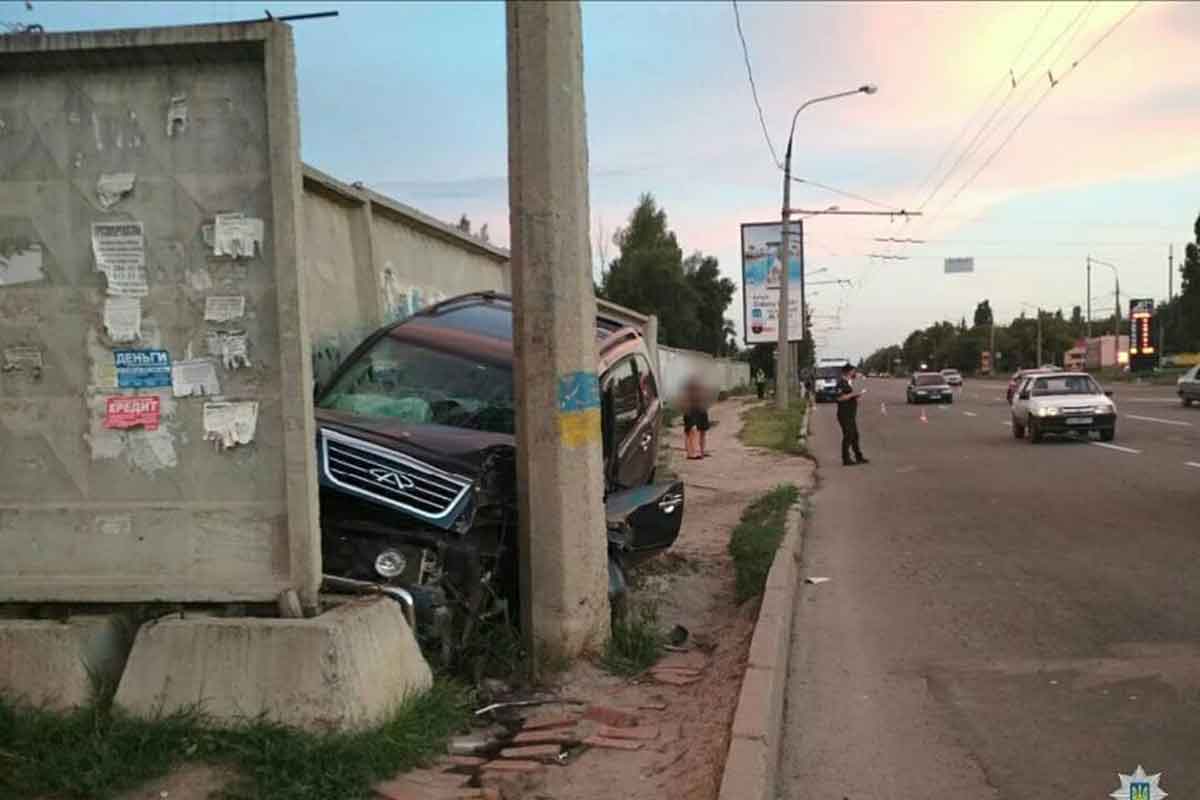 В Харькове Сhery врезался в бетонный забор (фото)