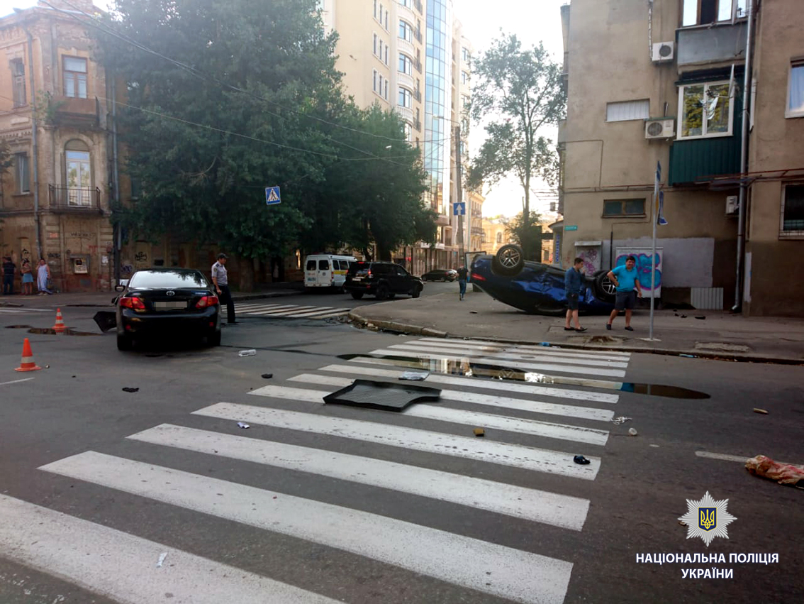 Авария в центре: машина вылетела на тротуар и перевернулась (фото)