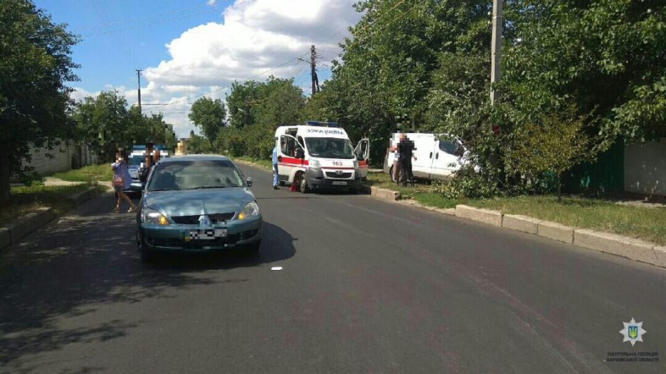 На ХТЗ машина влетела в дерево (фото)