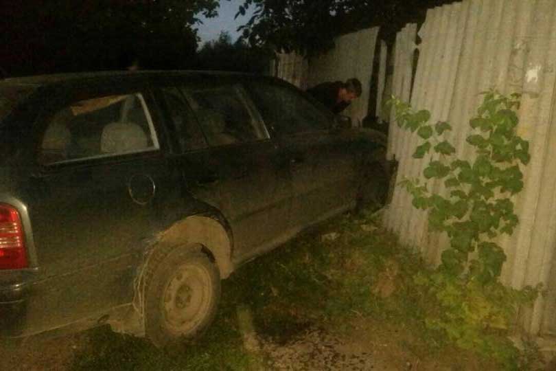 В Харькове машина врезалась в забор частного дома (фото)