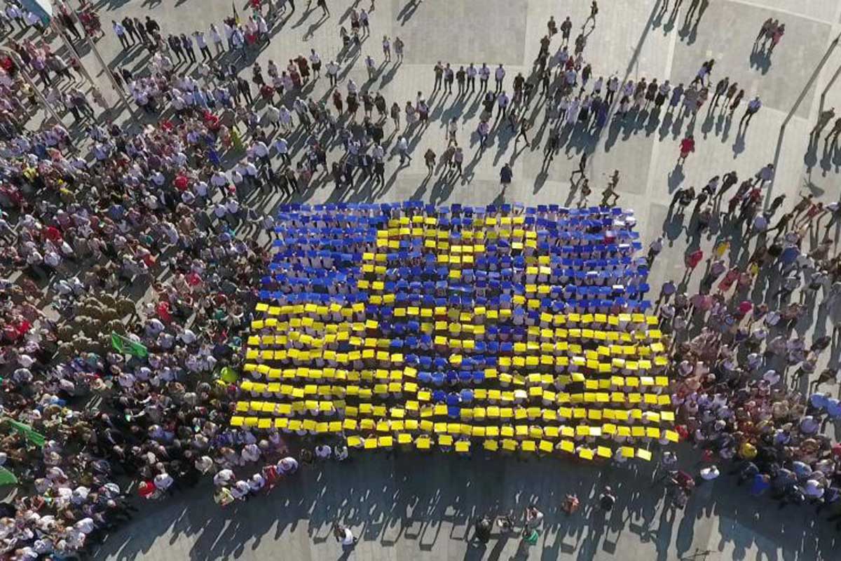 В Харькове отметили День флага масштабным флэшмобом (фото)