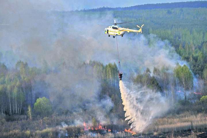 В Балаклее - крупный пожар, спасатели задействовали вертолет (фото)