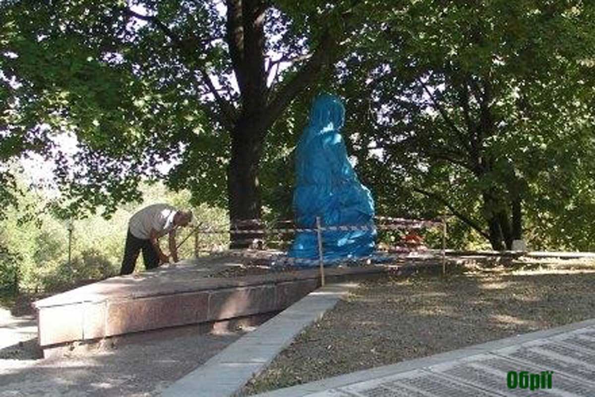 Под Харьковом вандалы разбили памятник