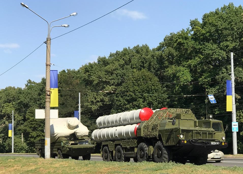 К Мемориалу стягивают военную технику (фото)