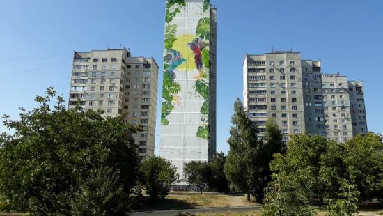 В Харькове появились огромные попугаи (фото)