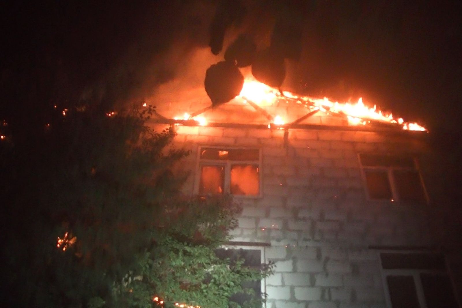 В Харькове сгорел дом и четыре машины (фото, видео)