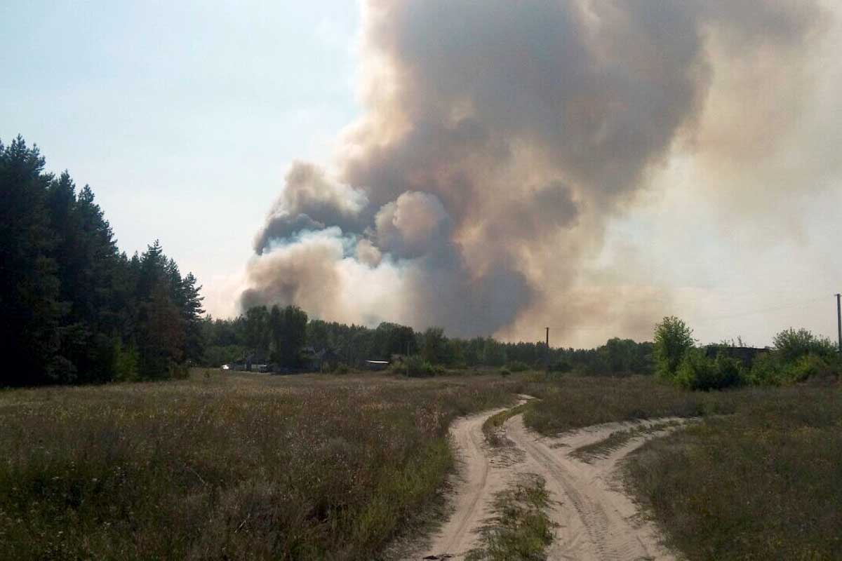 Появилось видео тушения с вертолета крупного пожара под Харьковом